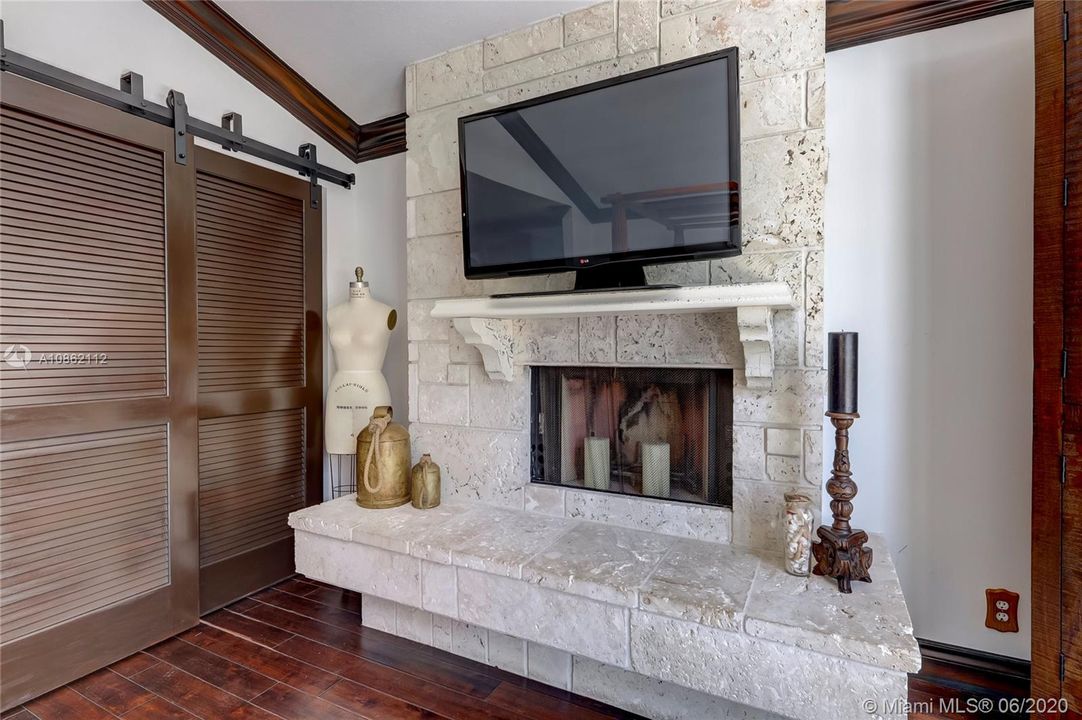 Recently Sold: $950,000 (3 beds, 2 baths, 2558 Square Feet)