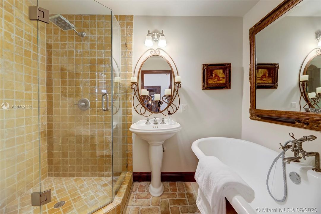 Recently Sold: $950,000 (3 beds, 2 baths, 2558 Square Feet)