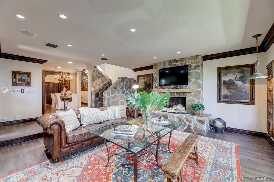 Recently Sold: $950,000 (3 beds, 2 baths, 2558 Square Feet)