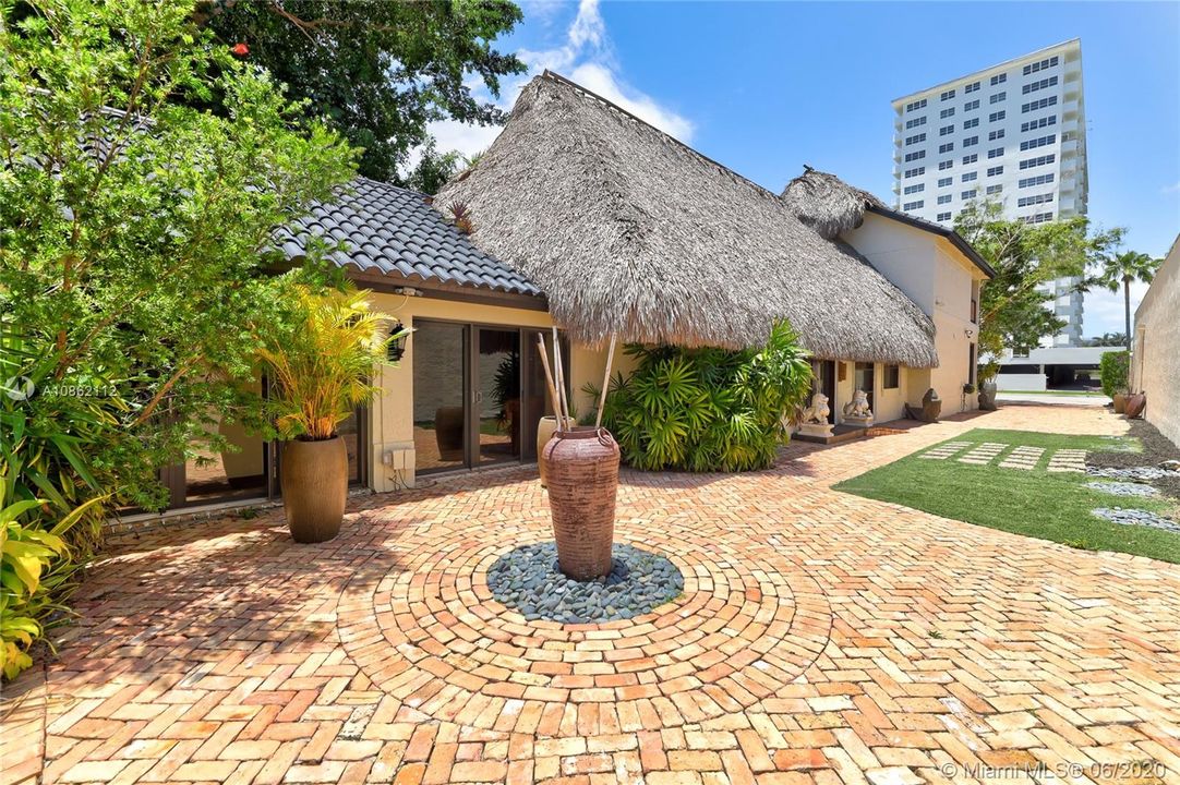 Recently Sold: $950,000 (3 beds, 2 baths, 2558 Square Feet)
