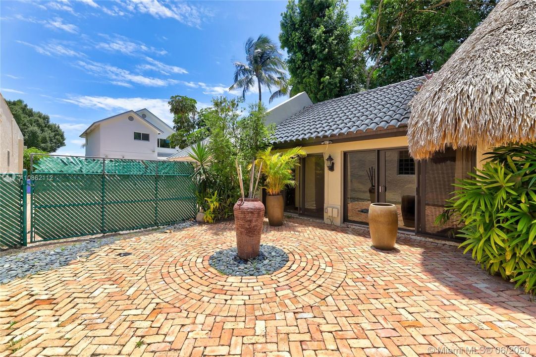 Recently Sold: $950,000 (3 beds, 2 baths, 2558 Square Feet)