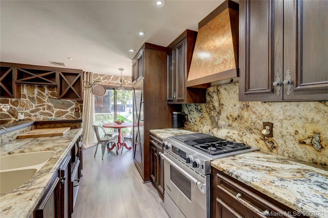 Eat-in breakfast nook next to bar area