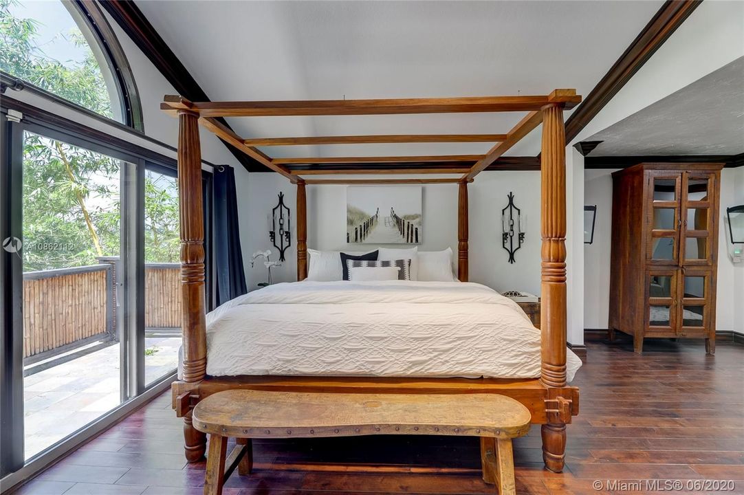 Recently Sold: $950,000 (3 beds, 2 baths, 2558 Square Feet)