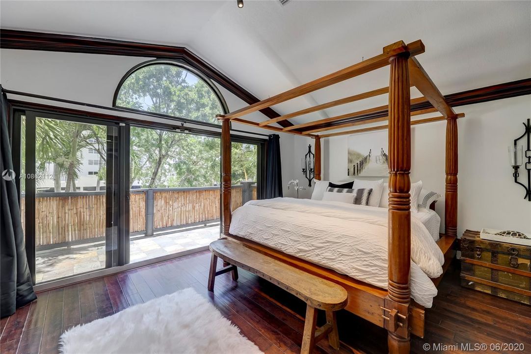 Recently Sold: $950,000 (3 beds, 2 baths, 2558 Square Feet)