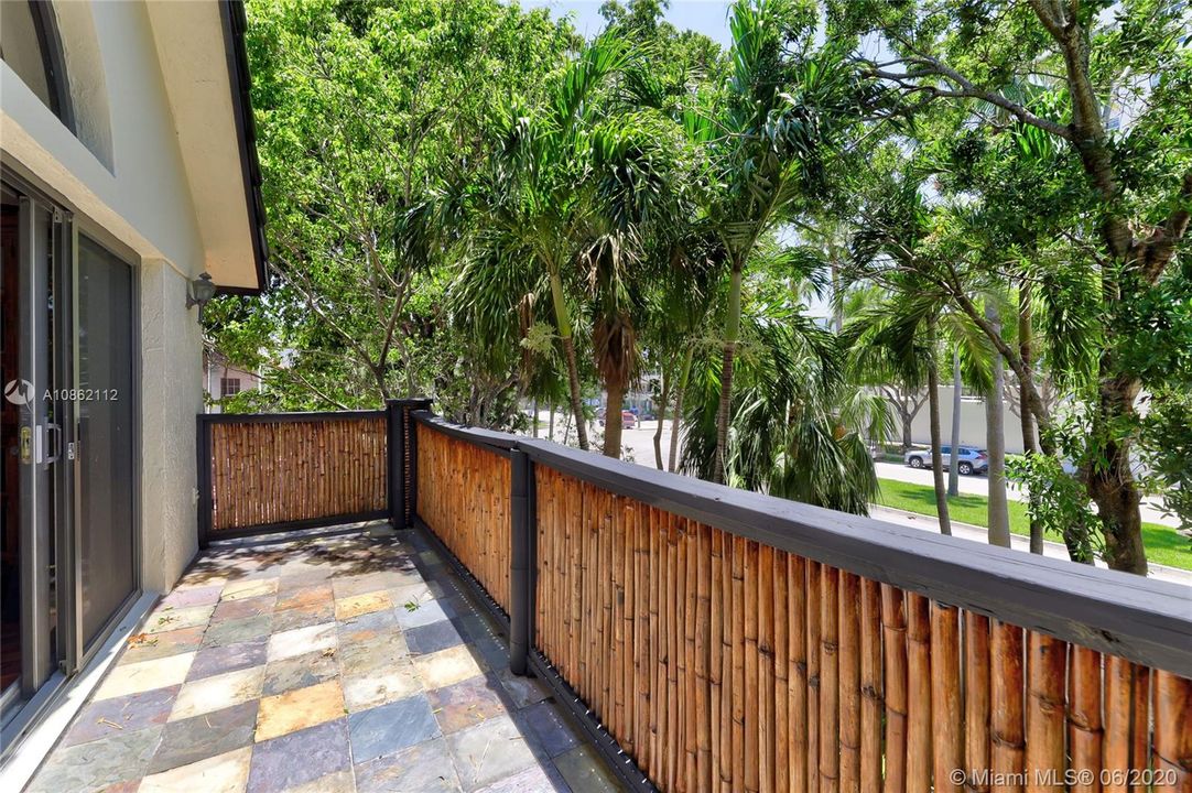 Recently Sold: $950,000 (3 beds, 2 baths, 2558 Square Feet)