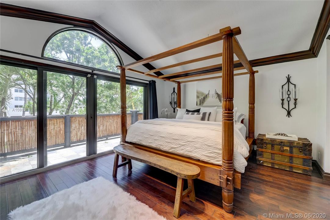 Recently Sold: $950,000 (3 beds, 2 baths, 2558 Square Feet)