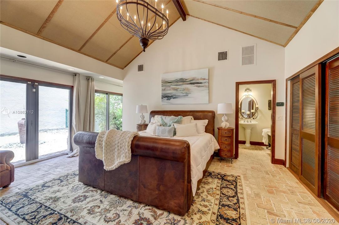 Recently Sold: $950,000 (3 beds, 2 baths, 2558 Square Feet)