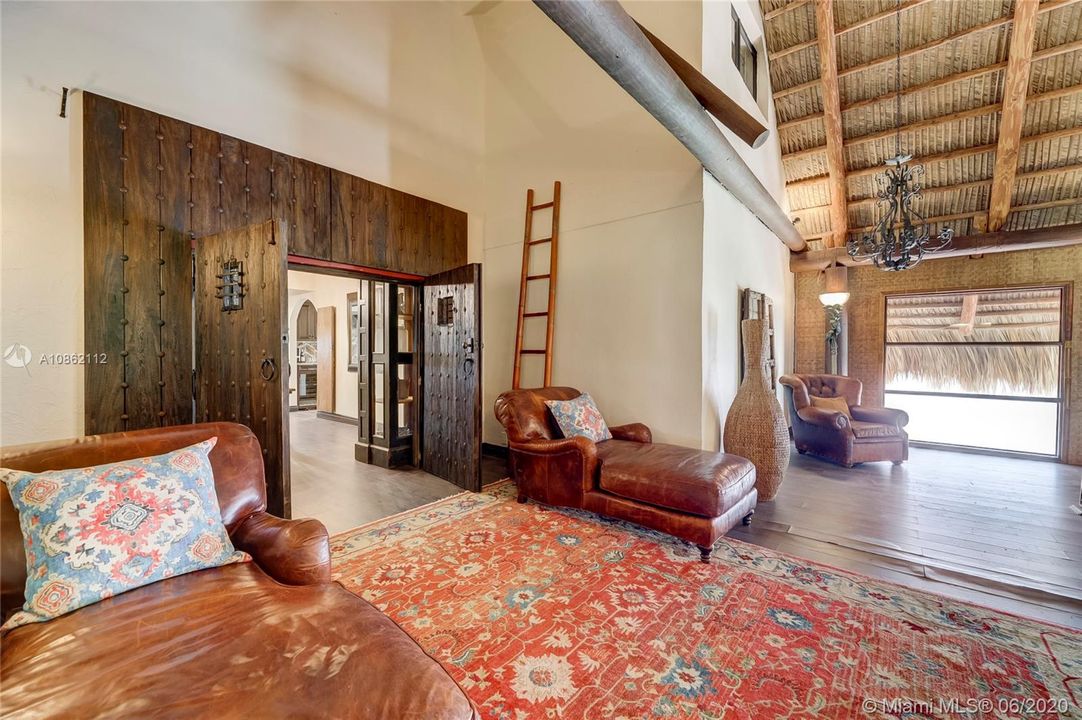 Recently Sold: $950,000 (3 beds, 2 baths, 2558 Square Feet)