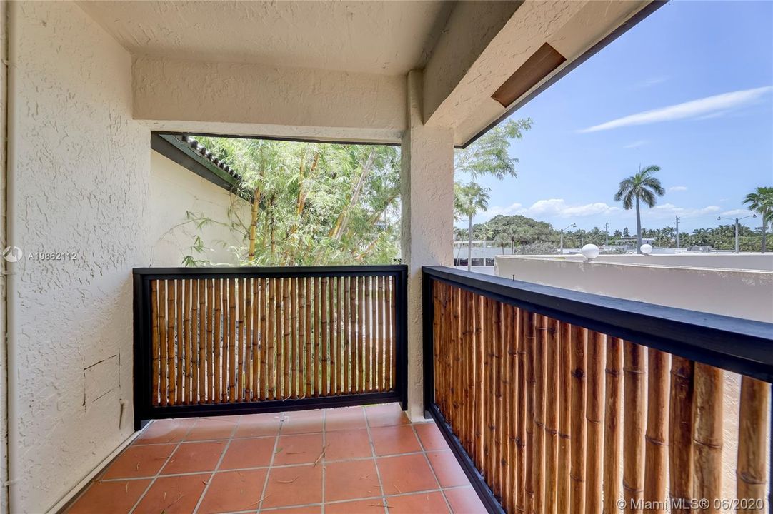 Recently Sold: $950,000 (3 beds, 2 baths, 2558 Square Feet)