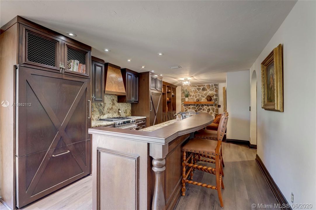Large inviting chef's kitchen w/ gas range