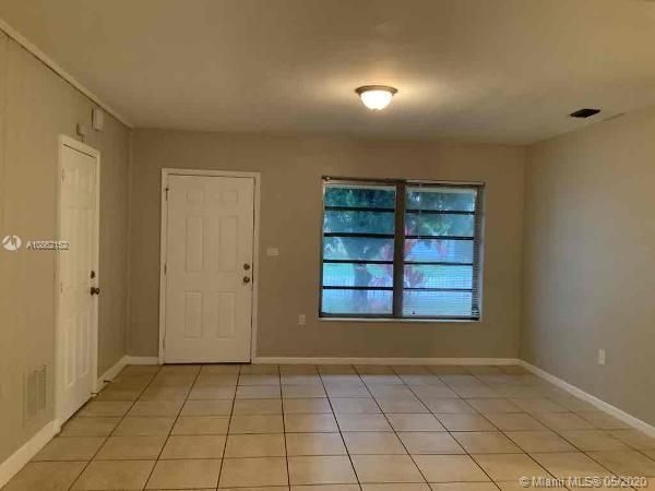 Recently Rented: $1,875 (3 beds, 1 baths, 975 Square Feet)