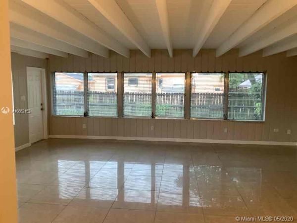 Recently Rented: $1,875 (3 beds, 1 baths, 975 Square Feet)