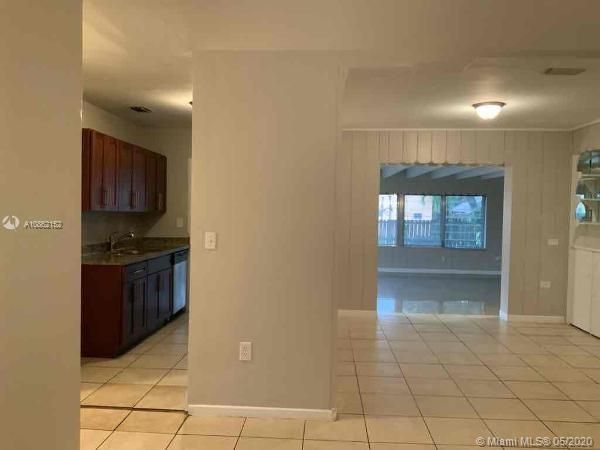 Recently Rented: $1,875 (3 beds, 1 baths, 975 Square Feet)