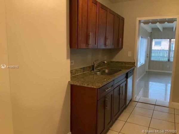 Recently Rented: $1,875 (3 beds, 1 baths, 975 Square Feet)