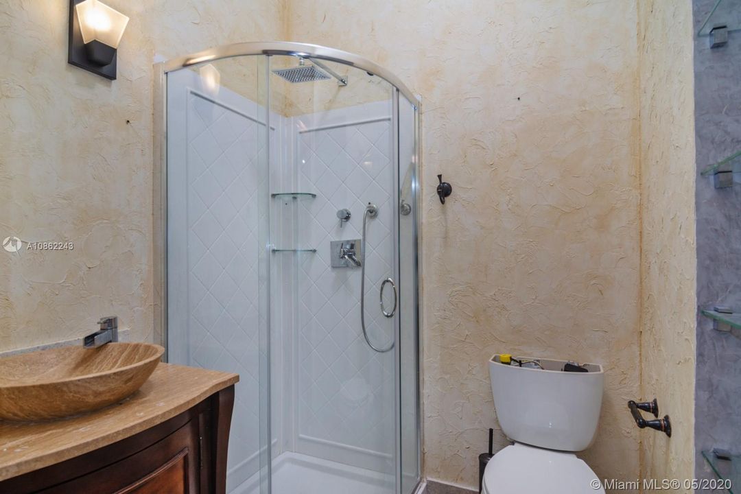 Недавно продано: $1,070,000 (5 спален, 5 ванн, 5930 Квадратных фут)