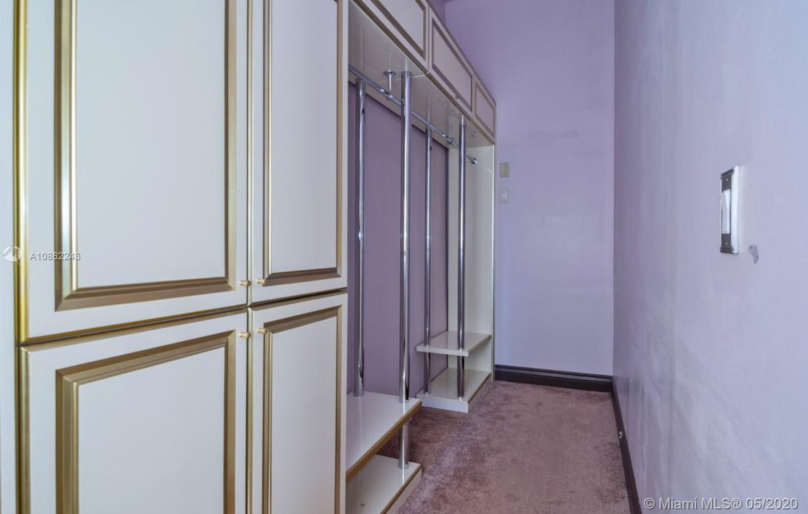 Недавно продано: $1,070,000 (5 спален, 5 ванн, 5930 Квадратных фут)