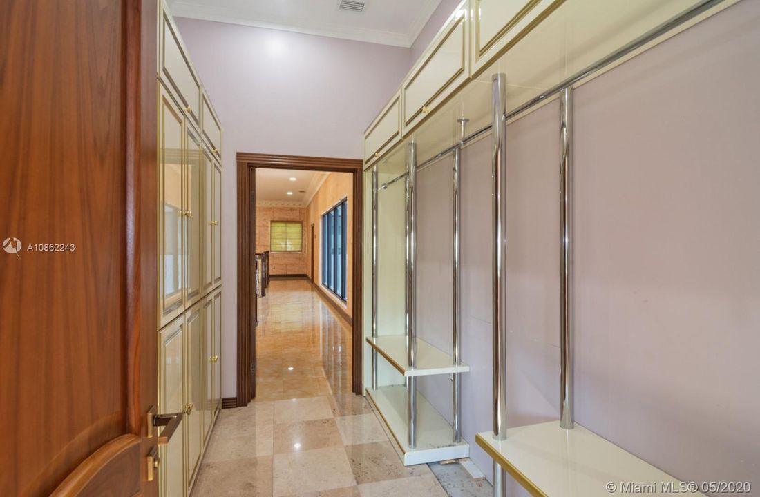 Недавно продано: $1,070,000 (5 спален, 5 ванн, 5930 Квадратных фут)