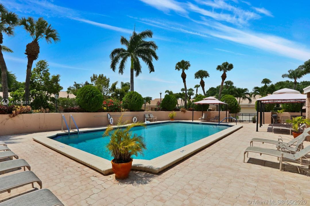 Lovely & Inviting Community Pool