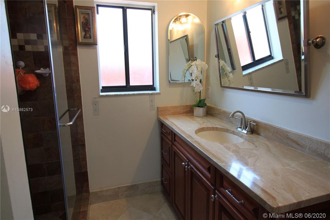 Vendido Recientemente: $410,000 (3 camas, 2 baños, 1457 Pies cuadrados)