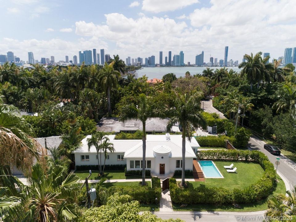 Recently Sold: $1,750,000 (3 beds, 3 baths, 2127 Square Feet)