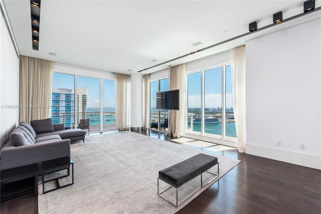 Recently Sold: $3,750,000 (4 beds, 4 baths, 3398 Square Feet)