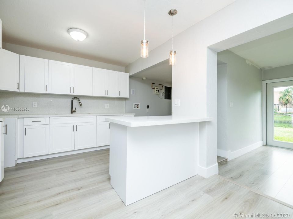 Недавно продано: $290,000 (5 спален, 2 ванн, 1813 Квадратных фут)