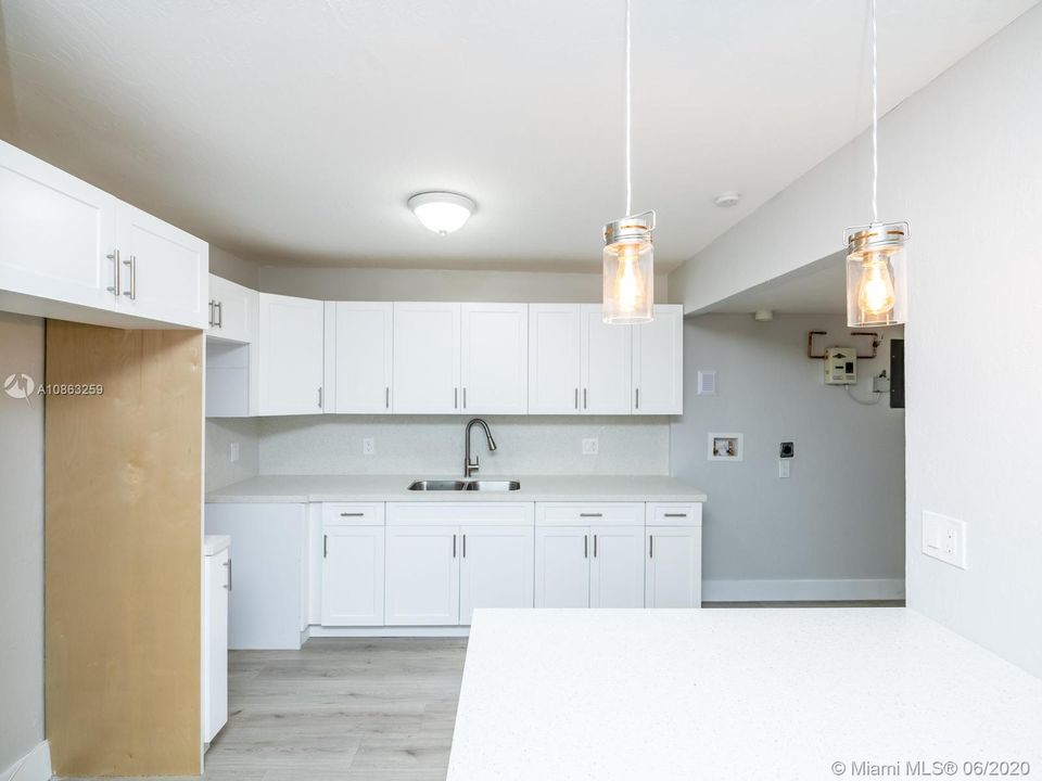 Недавно продано: $290,000 (5 спален, 2 ванн, 1813 Квадратных фут)