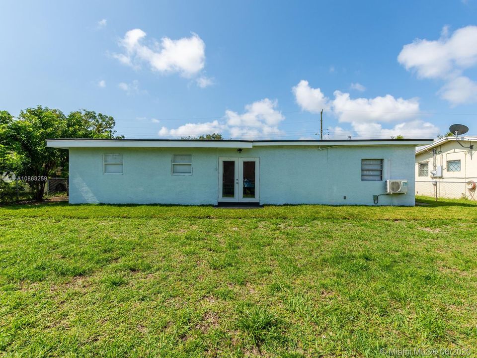 Недавно продано: $290,000 (5 спален, 2 ванн, 1813 Квадратных фут)