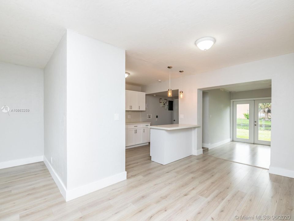 Недавно продано: $290,000 (5 спален, 2 ванн, 1813 Квадратных фут)