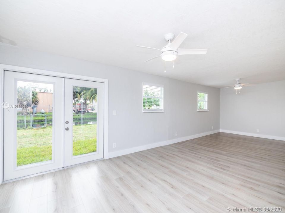 Недавно продано: $290,000 (5 спален, 2 ванн, 1813 Квадратных фут)