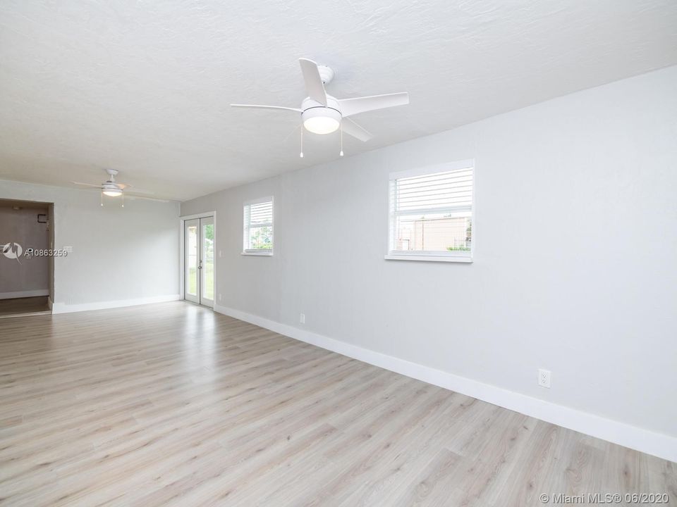 Недавно продано: $290,000 (5 спален, 2 ванн, 1813 Квадратных фут)