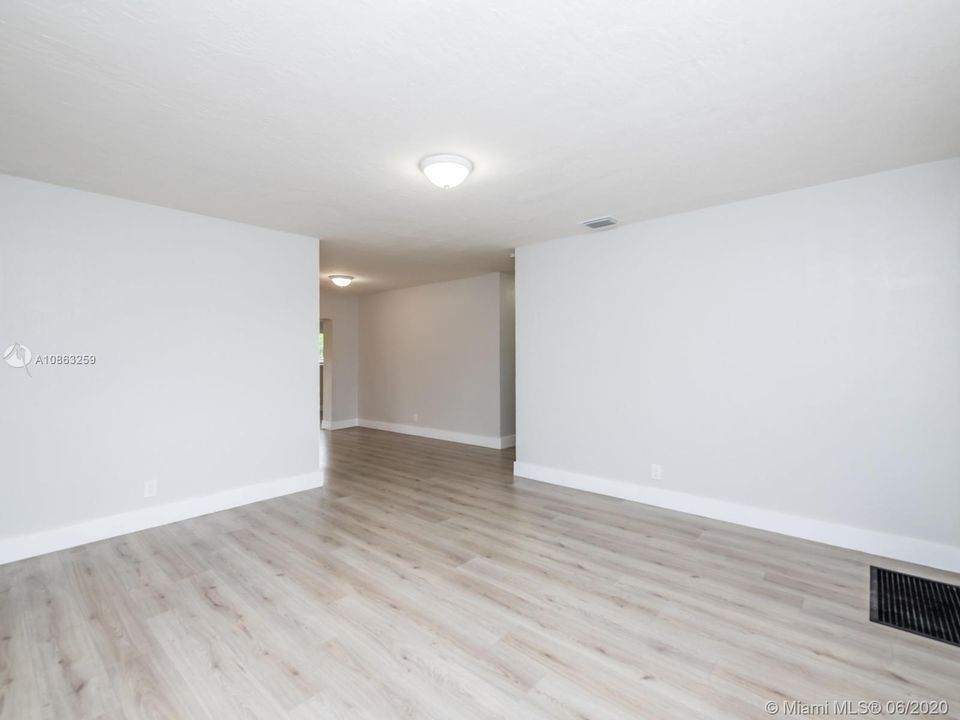 Недавно продано: $290,000 (5 спален, 2 ванн, 1813 Квадратных фут)