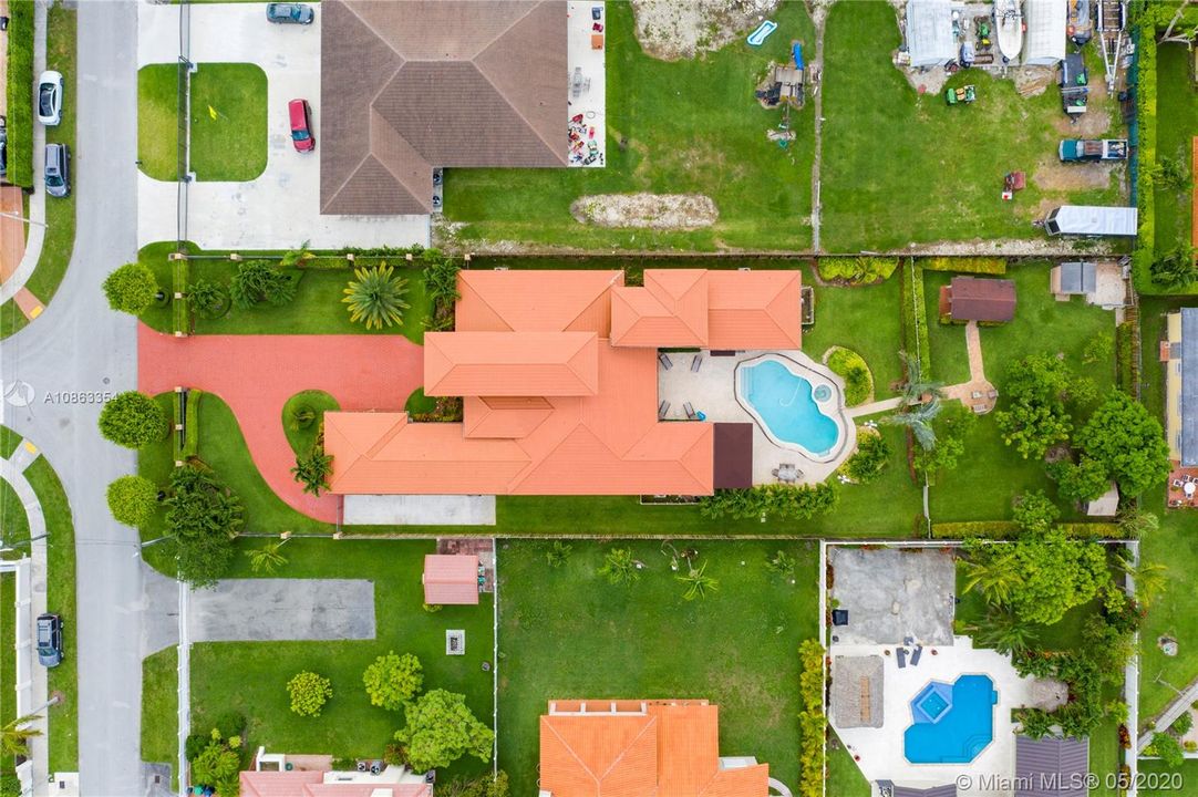 Vendido Recientemente: $1,200,000 (6 camas, 5 baños, 4604 Pies cuadrados)