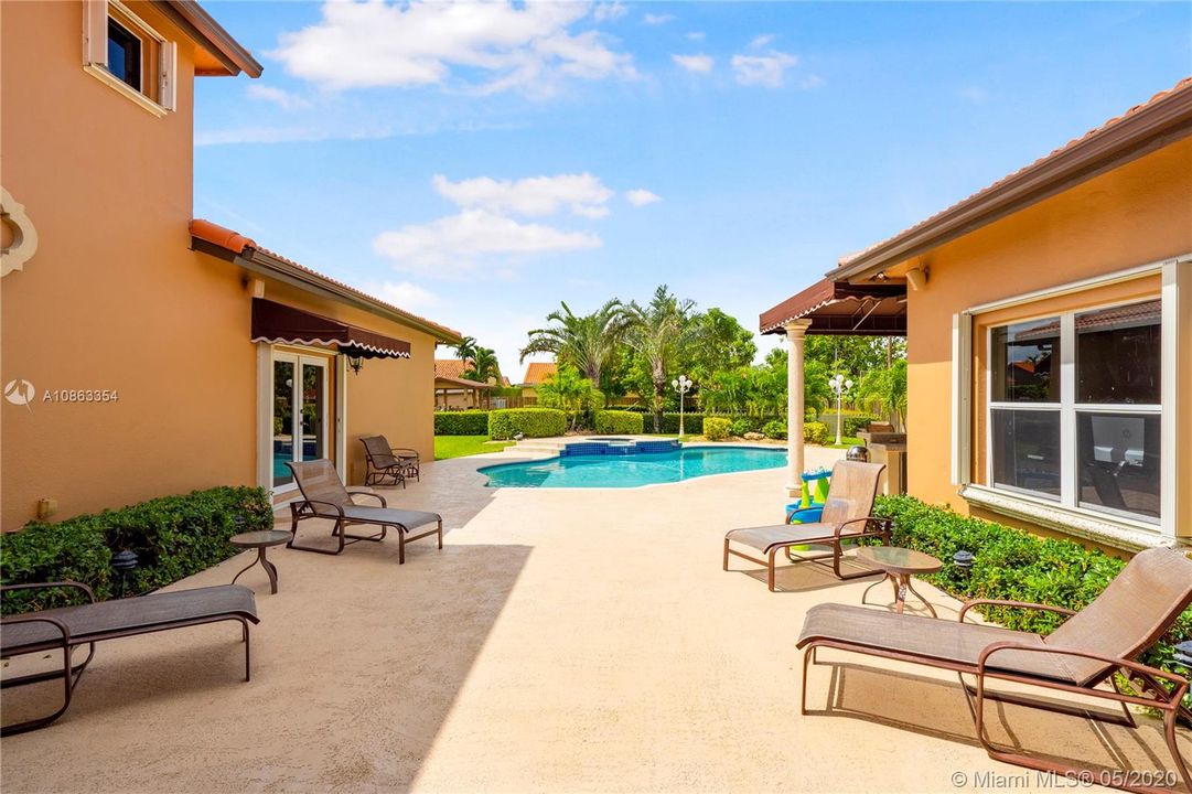 Vendido Recientemente: $1,200,000 (6 camas, 5 baños, 4604 Pies cuadrados)