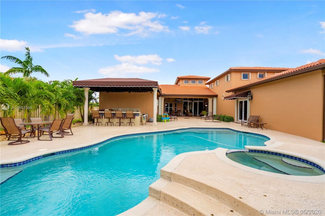 Vendido Recientemente: $1,200,000 (6 camas, 5 baños, 4604 Pies cuadrados)