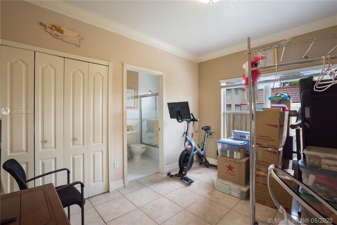 Vendido Recientemente: $1,200,000 (6 camas, 5 baños, 4604 Pies cuadrados)