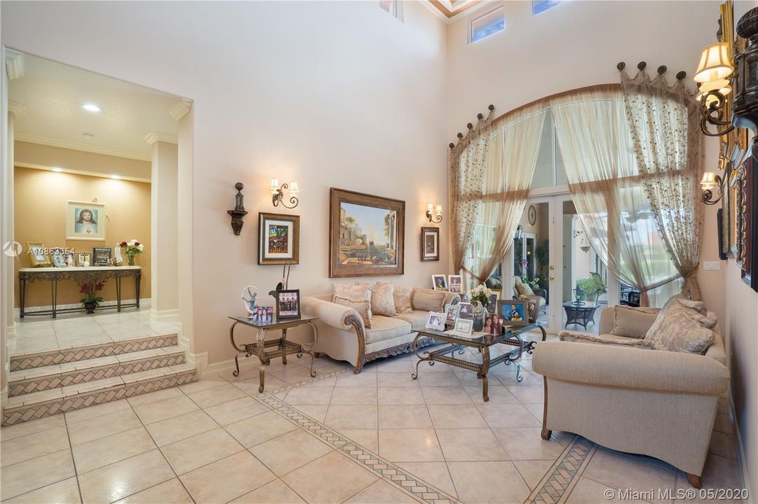 Vendido Recientemente: $1,200,000 (6 camas, 5 baños, 4604 Pies cuadrados)