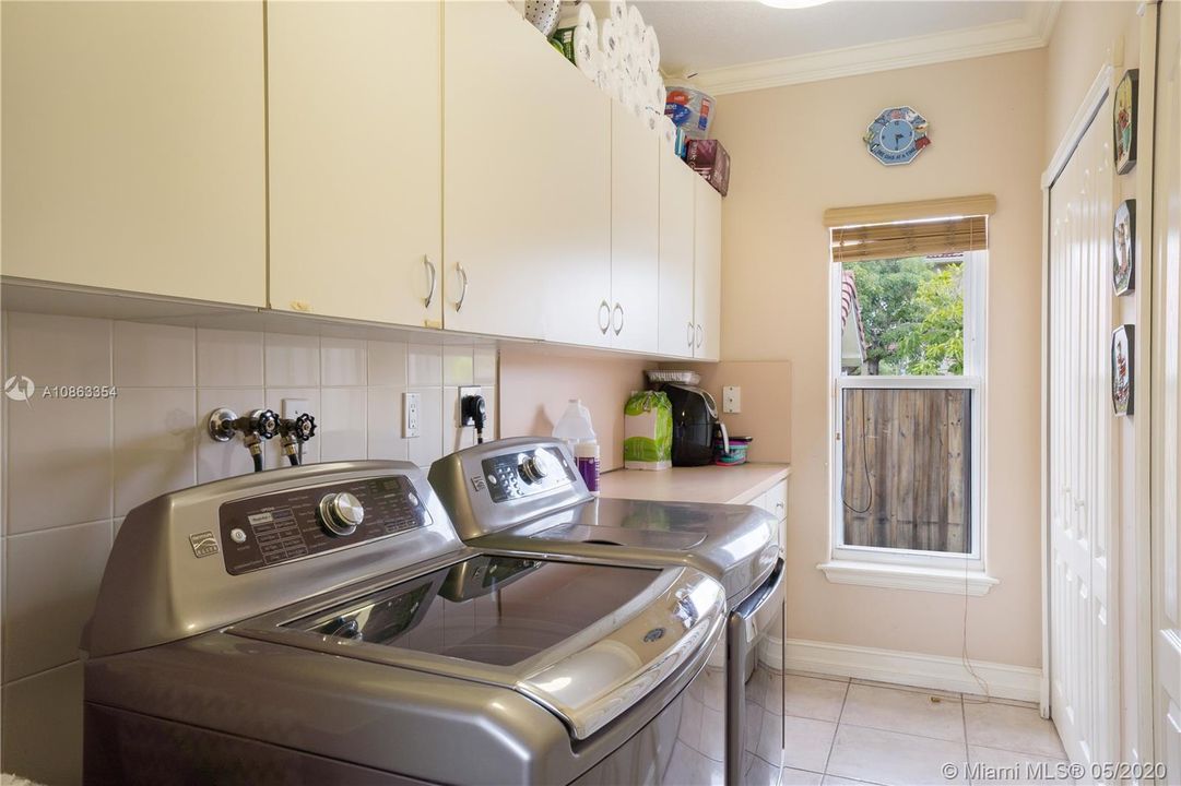 Vendido Recientemente: $1,200,000 (6 camas, 5 baños, 4604 Pies cuadrados)