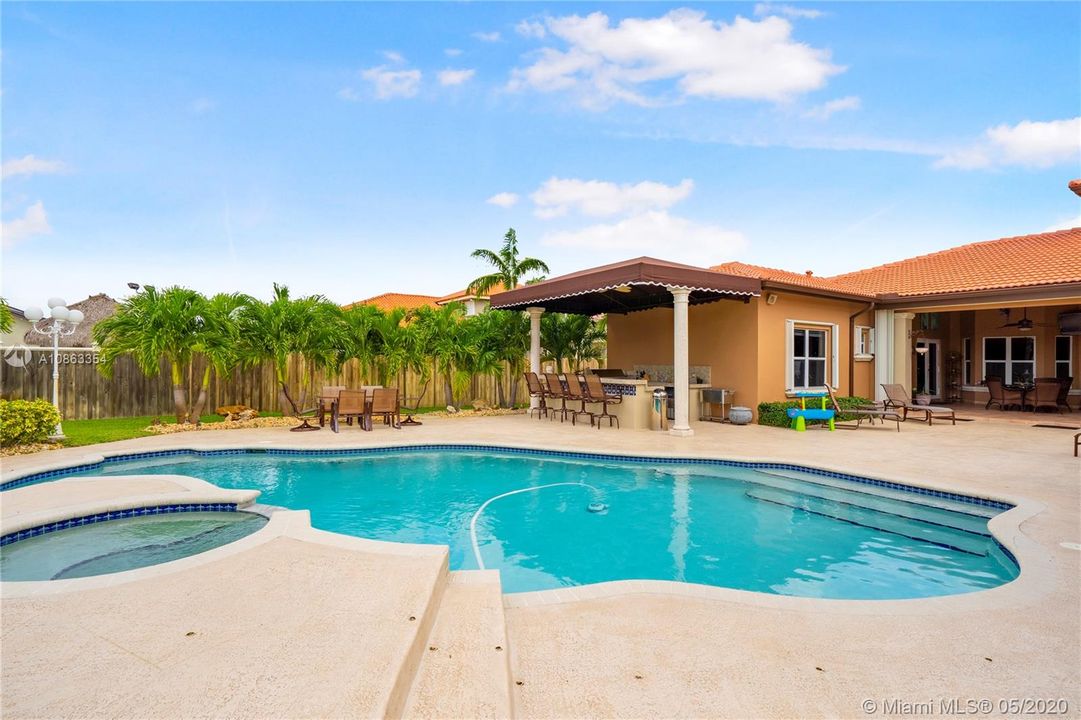 Vendido Recientemente: $1,200,000 (6 camas, 5 baños, 4604 Pies cuadrados)