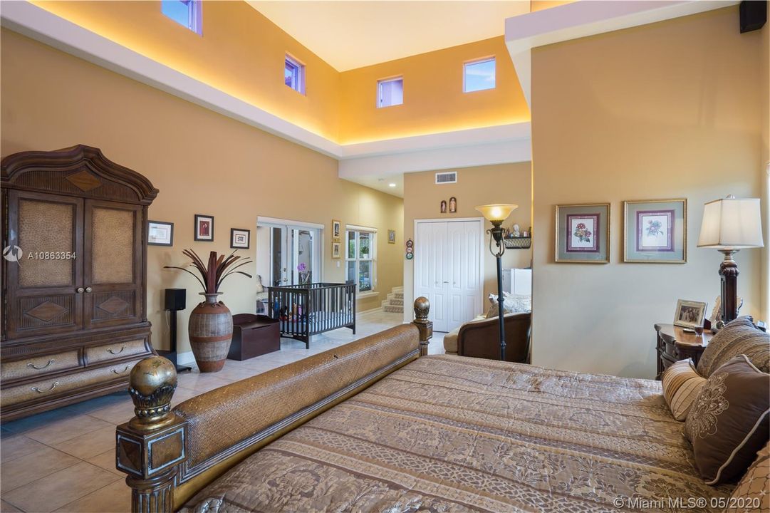 Vendido Recientemente: $1,200,000 (6 camas, 5 baños, 4604 Pies cuadrados)