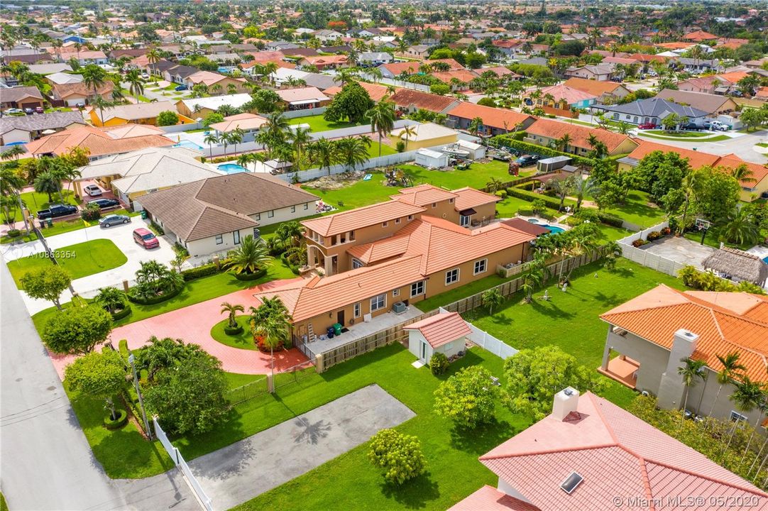Vendido Recientemente: $1,200,000 (6 camas, 5 baños, 4604 Pies cuadrados)