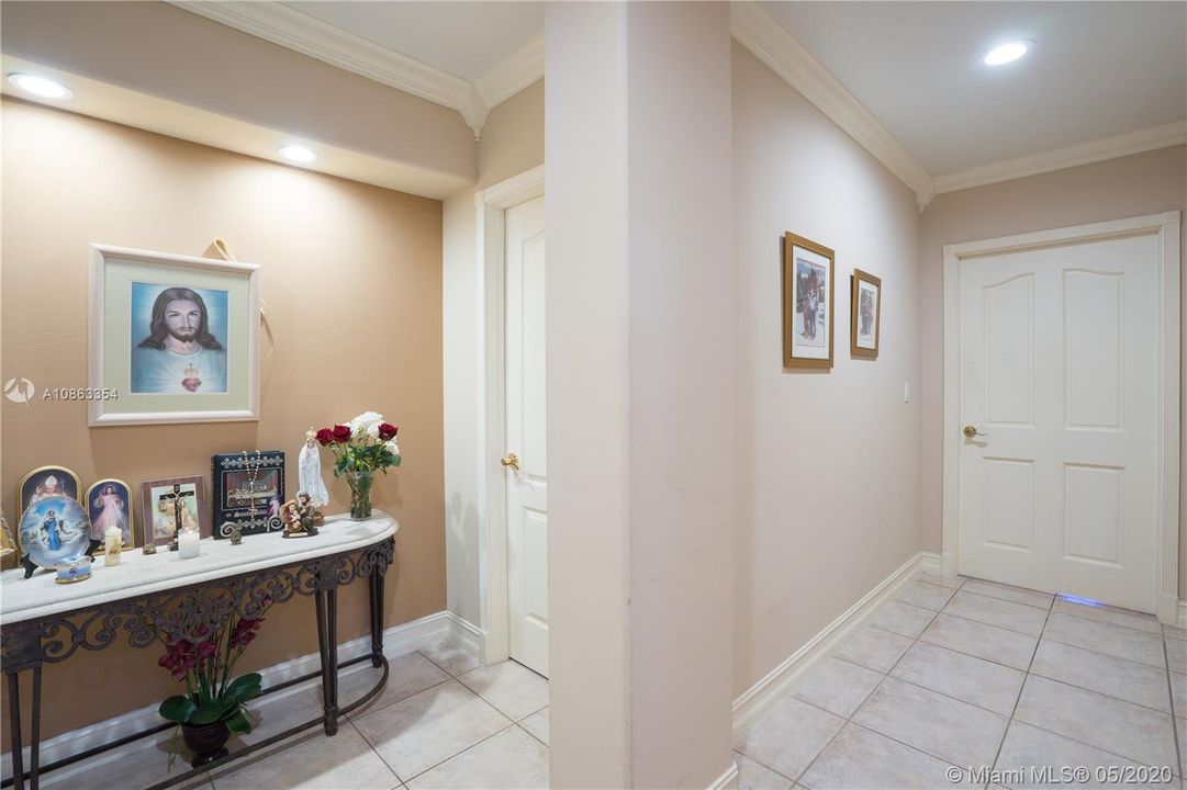 Vendido Recientemente: $1,200,000 (6 camas, 5 baños, 4604 Pies cuadrados)