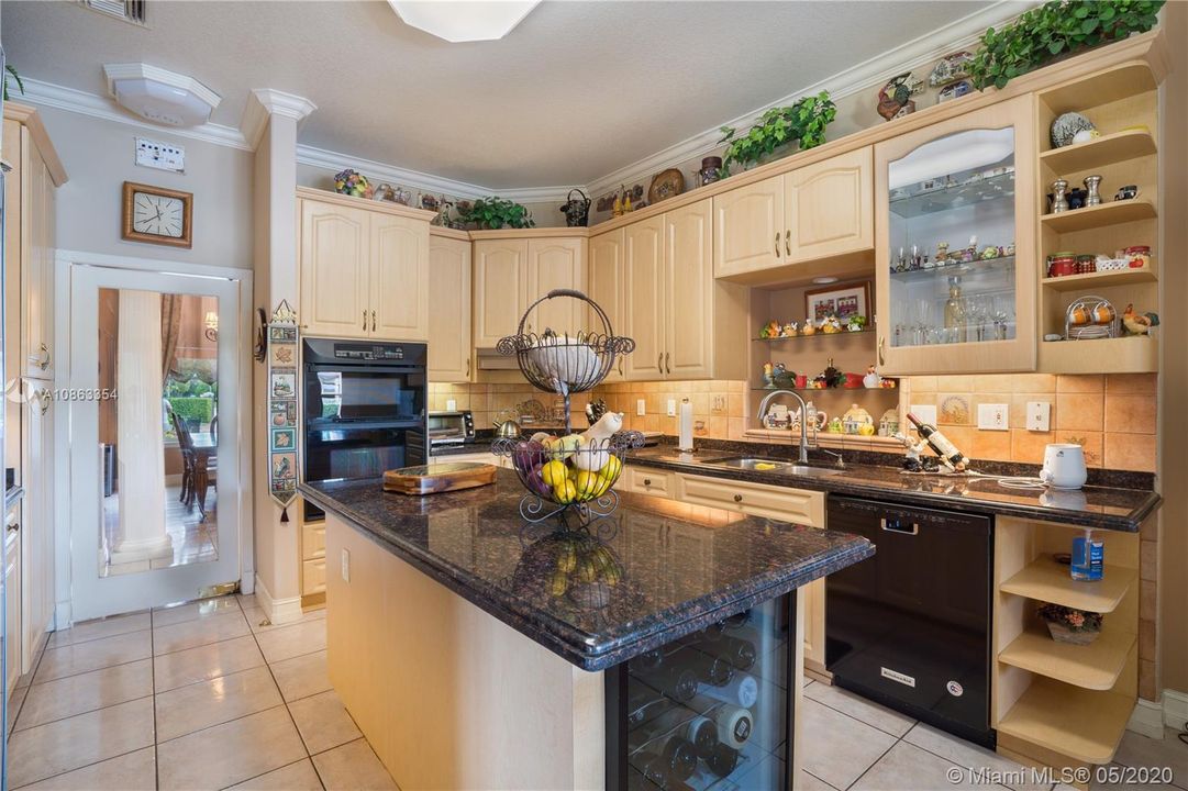Vendido Recientemente: $1,200,000 (6 camas, 5 baños, 4604 Pies cuadrados)