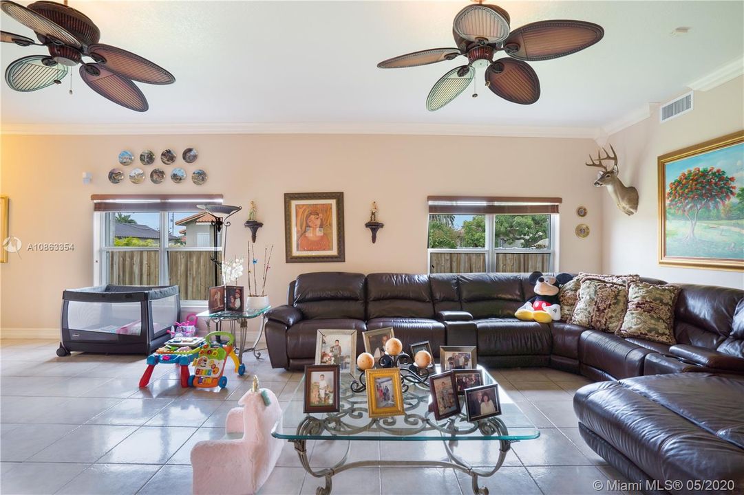 Vendido Recientemente: $1,200,000 (6 camas, 5 baños, 4604 Pies cuadrados)