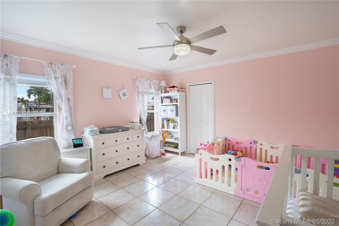 Vendido Recientemente: $1,200,000 (6 camas, 5 baños, 4604 Pies cuadrados)