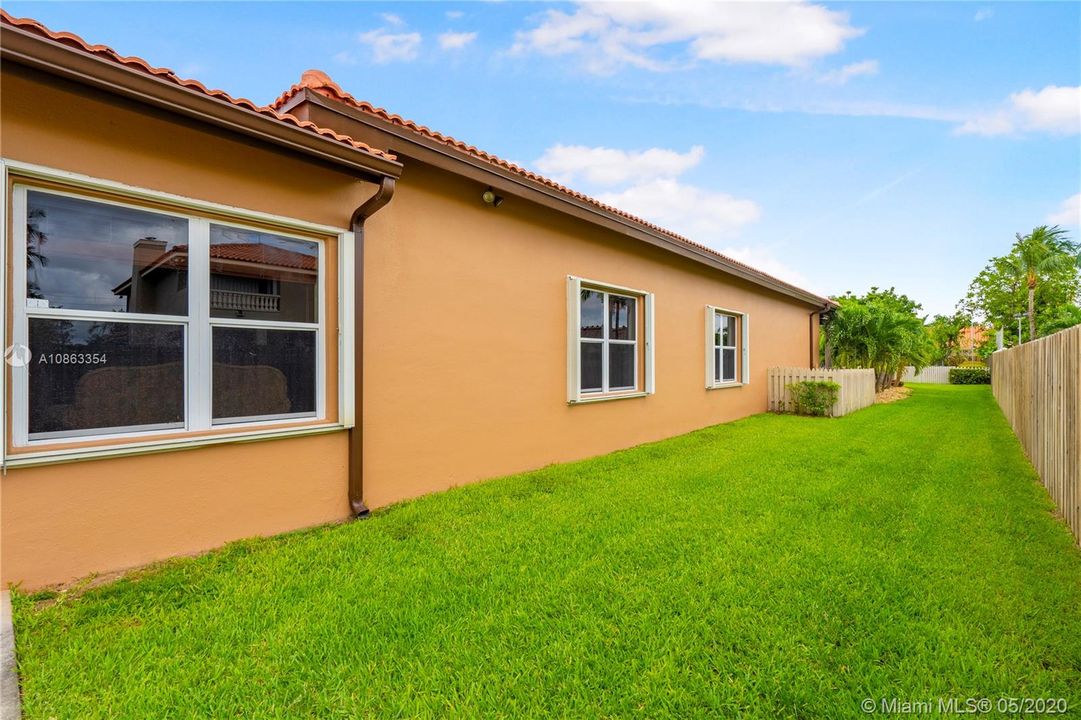 Vendido Recientemente: $1,200,000 (6 camas, 5 baños, 4604 Pies cuadrados)