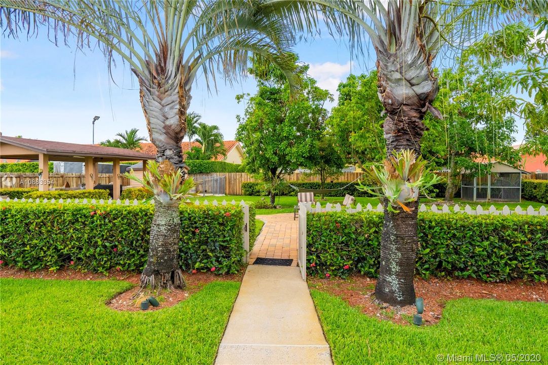 Vendido Recientemente: $1,200,000 (6 camas, 5 baños, 4604 Pies cuadrados)