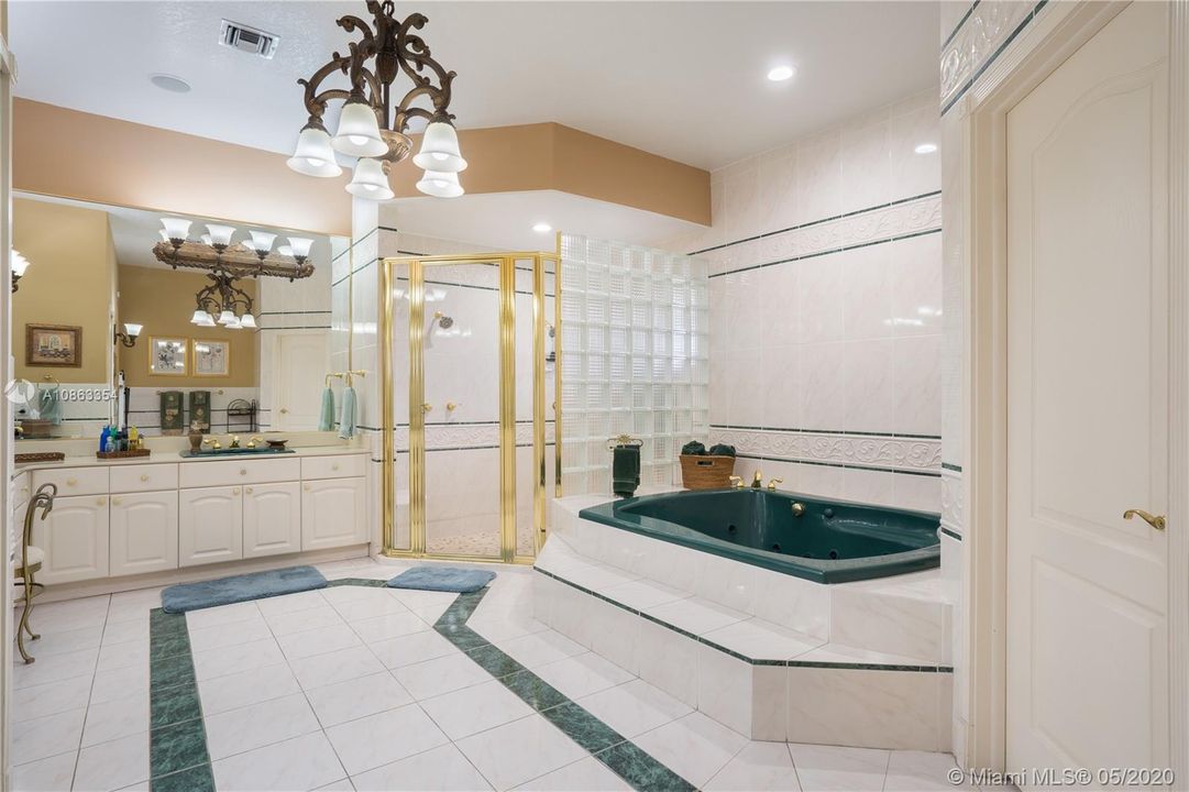 Vendido Recientemente: $1,200,000 (6 camas, 5 baños, 4604 Pies cuadrados)