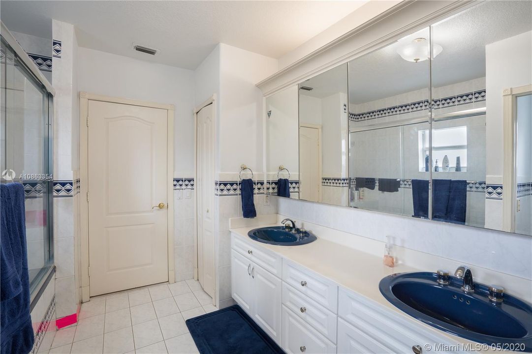 Vendido Recientemente: $1,200,000 (6 camas, 5 baños, 4604 Pies cuadrados)