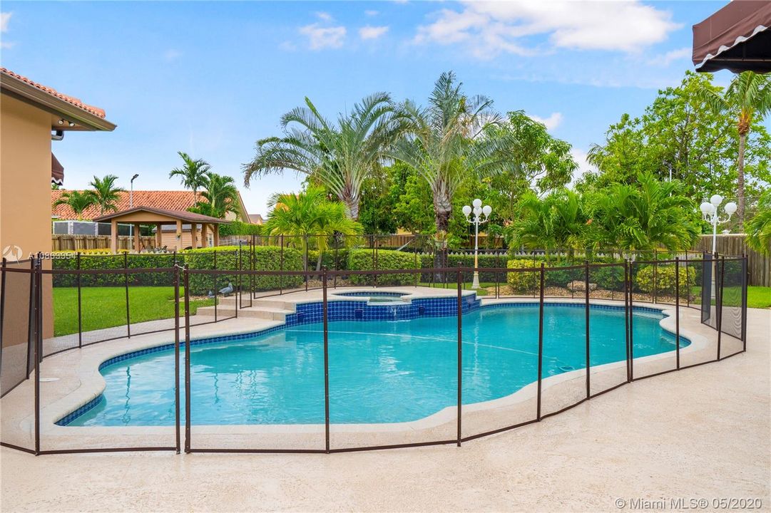 Vendido Recientemente: $1,200,000 (6 camas, 5 baños, 4604 Pies cuadrados)